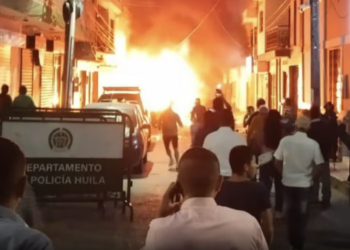 Momentos posteriores inmediatos al atentado en La Plata, Huila, que dejó dos muertos, varios heridos y destrozos materiales. 